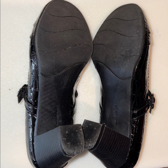 Clarks Collection soft cushion heels
Rounded toe  ankle strap  black patent Croc - Picture 10 of 11